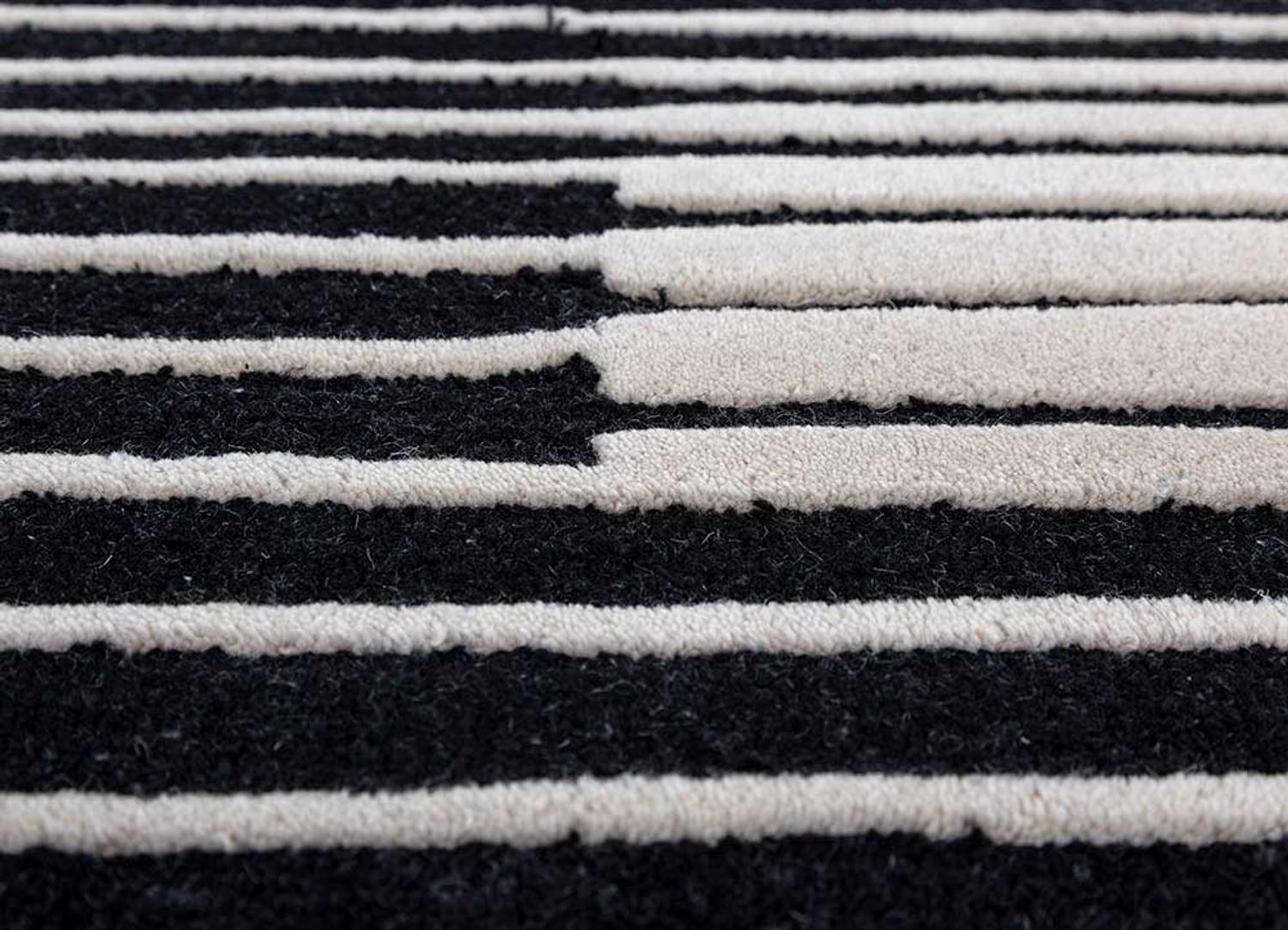 Wool Rug - 270 x 180 cm - black and white